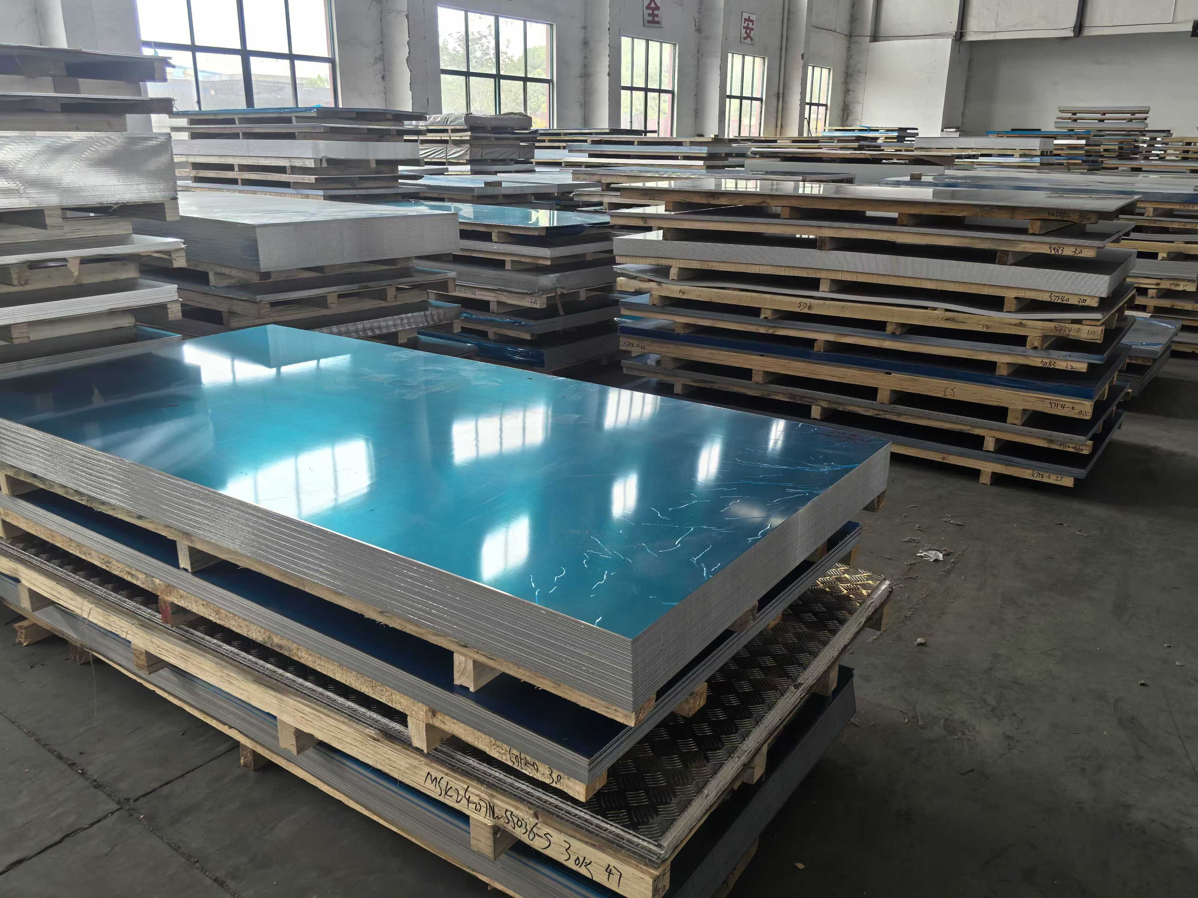Aktueller Firmenfall über Aluminiumblech-Lieferung für Fassadenbauprojekt in den Vereinigten Staaten